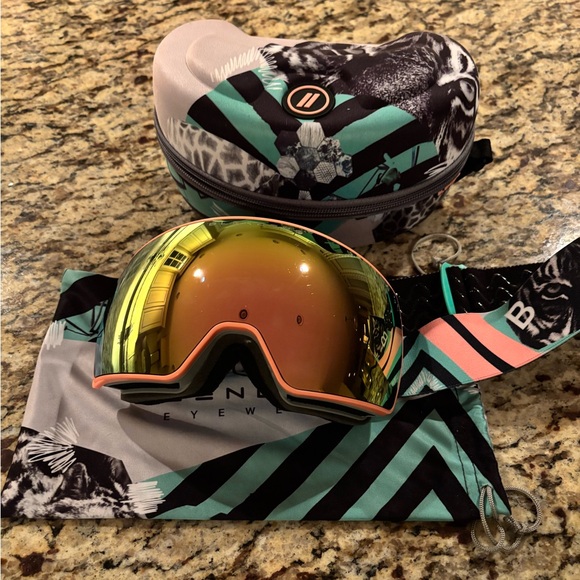 Blenders Nebula Roaring Legend Snow Goggles with 2 Extra Lenses - Picture 2 of 10